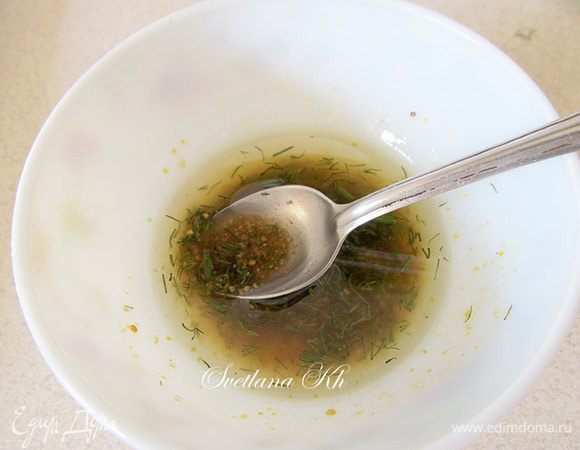 Приготовить маринад для салата. Все хорошенько смешать.