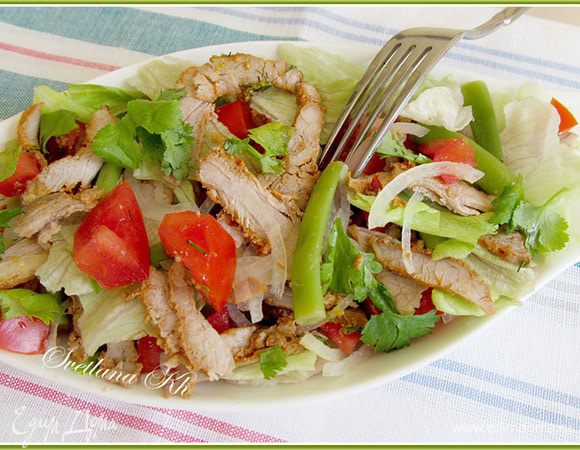 На блюде  разложить  салатные листья. Затем помидоры, фасоль, лук, мясо ломтиками. Полить салат заправкой. Очень вкусно. Приятного аппетита!