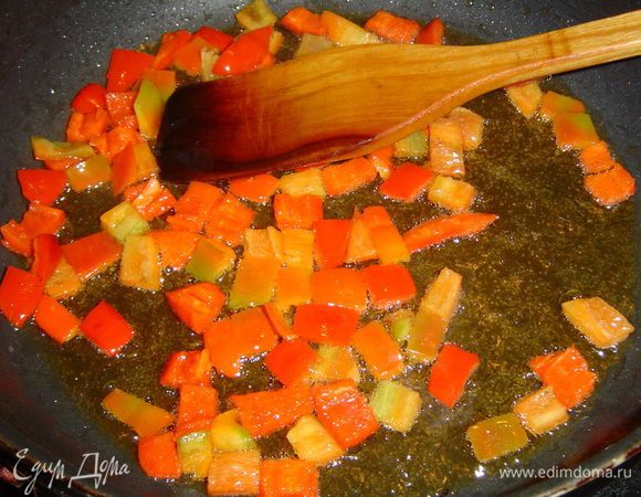 Сладкий перец нарезаем кубиками и обжариваем на небольшом кол-ве оливкового масла около 5 минут.