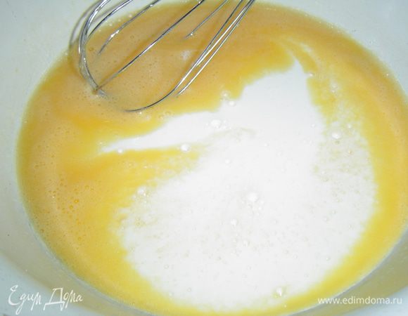 Яйца смешиваем с сахаром, оливковым маслом, молоком и хорошенько перемешиваем.