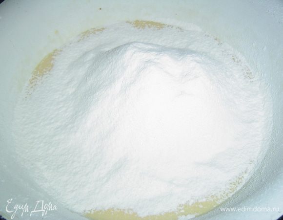 Добавляем просеянную муку с разрыхлителем и замешиваем тесто, оно должно быть довольно густым.