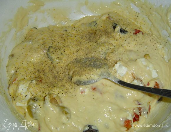 Аккуратно перемешиваем, добавляем специи (любые по вашему вкусу), перец и чуть-чуть соли, еще раз очень аккуратно перемешиваем.