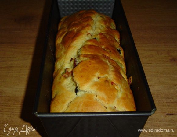 Тесто выкладываем в форму и выпекаем при температуре 180 гр. минут 40. Готовому кексу даем остыть в форме.