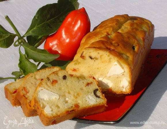 Затем выкладываем кекс на блюдо.