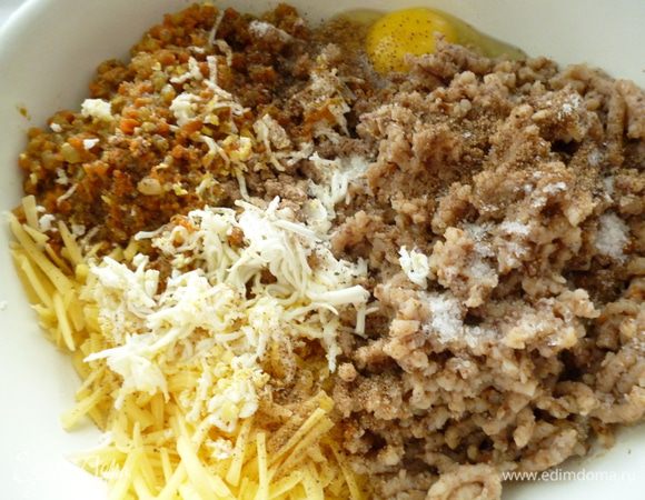 Пропустить через мясорубку обжаренную печень ,лук с морковью, вареную гречку. Вареное яйцо натереть на мелкой терке (стружкой), сыр натереть на крупной терке, добавить сырое яйцо, соль, перец и хорошо все перемешать до однородности.