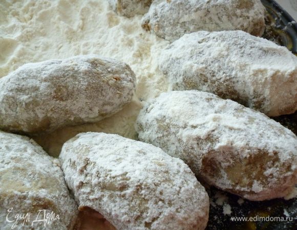 На блюдо насыпать муку. В мисочке взбить 2 яйца с щепоткой соли и перца. Теперь начнем формовать гречаники. Руки смочить холодной водой, берем часть фарша величиной с  крупное яйцо, формуем котлетку, хорошо обвалять ее в муке со всех сторон, даем муке немного впитаться..