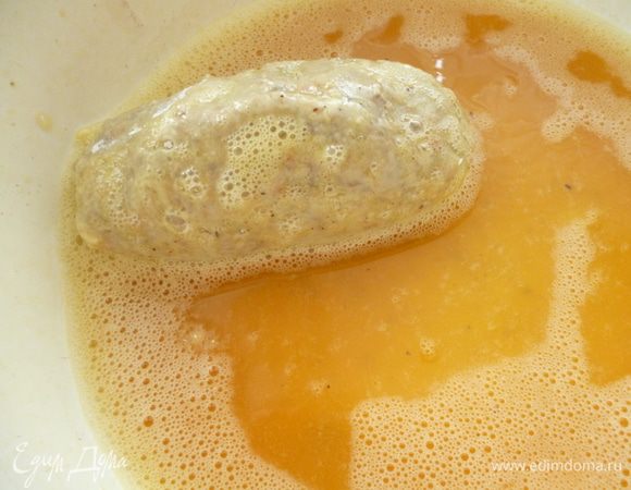 Нагреваем на небольшом огне сковороду с растительным маслом. Каждую котлетку окунаем в яичную смесь и обжариваем  до золотистой корочки. Складываем готовые гречаники  на бумажное полотенце, что бы удалить излишки масла. Все, можно подавать на стол с любым салатиком и любимым вашим соусом горчичкой, хреном, кетчупом, аджикой и т. д.). Приятного вам аппетита!