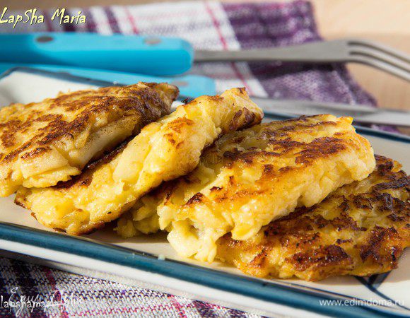 Яблоки почистить, вырезать сердцевину и натереть на крупной терке, я чуть отжала. Сбрызнуть лимонным соком, чтобы яблоки не потемнели.