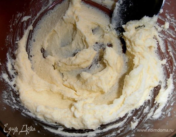 Интенсивно растираем масло с сахаром и солью, пока не побелеет.