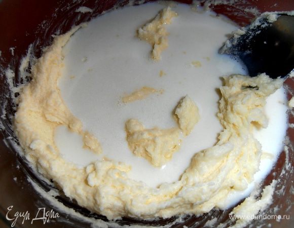 Вливаем молоко комнатной температуры (у меня было из холодильника, поэтому подогрела прямо в стакане полминутки в СВЧ)