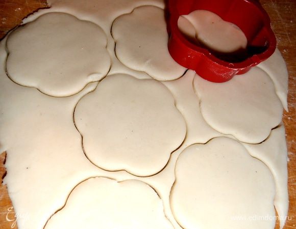 Раскатывается очень легко, но муки надо немного присыпать на доску! Лучше раскатать потоньше, т. к.от соды печенье поднимется!