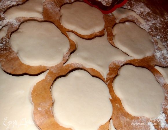 Можно вырезать кружочки стаканом, но приятнее вот такой формочкой...