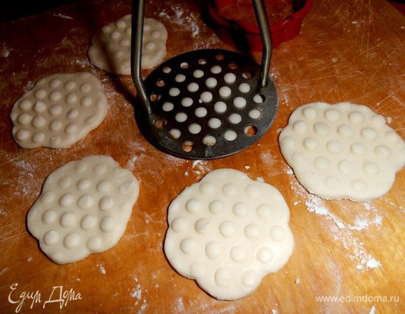 Мне и этого оказалось мало и... достала толкушку для пюре! Слегка придавила ею сверху, чтобы образовались симпатичные пупырышки...