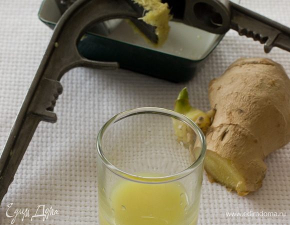 Пока охлаждается чай, приготовим имбирный сок. Это несложно Кусочек имбиря весом 25 грамм очистить, натереть на мелкой терке и отжать мякоть при помощи чеснокодавки или любым другим удобным вам способом

 	