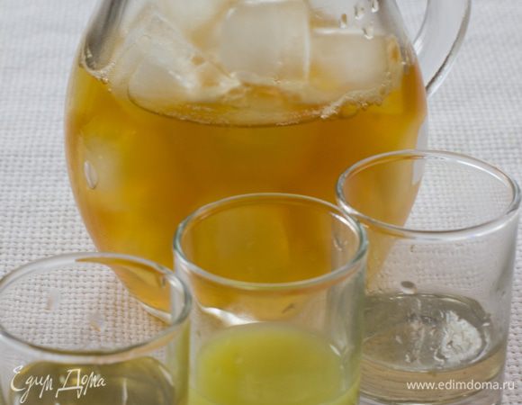 Литрового кувшина хватает на 4 хайбола, я готовила в двух поллитровых. Это было не совсем удобно - пришлось все составляющие делить пополам, поэтому лучше приготовьте сразу кувшин (графин) объемом 1 литр. Кувшин наполнить льдом на 2/3 объема, налить охлажденный чай, лимонный сок, имбирный сок, сахарный сироп (2 ст. л. сахара вскипятить с 1 ст. л. воды) и мед. Мед желательно брать жидкий или же растопить его на водяной бане, иначе в холодном лимонаде он вряд ли растворится. Хорошенько размешать содержимое кувшина коктейльной ложкой.

 	