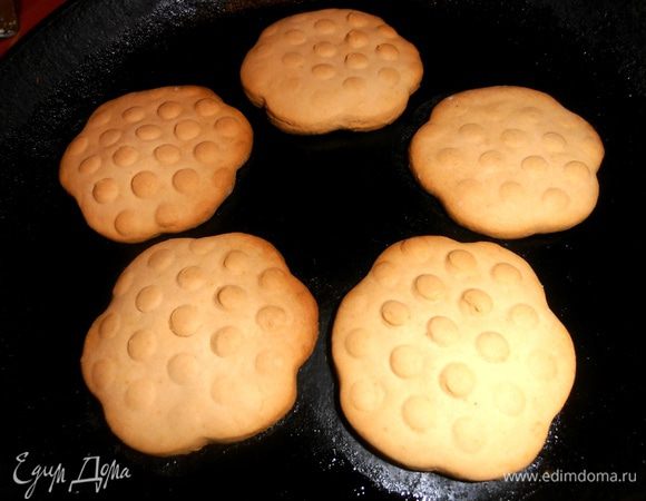 Выпекаем 10 минут в разогретой до 180*духовке. Форму каждый раз смазываем растительным маслом.