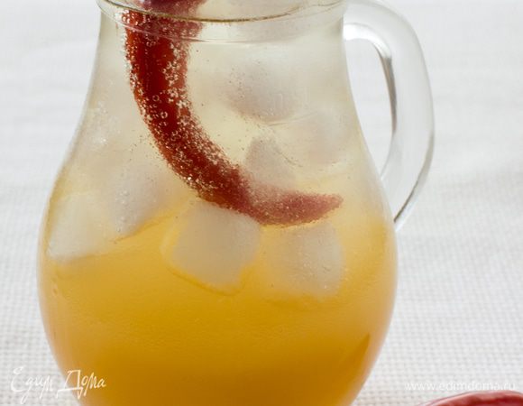 Перчик чили помыть и сделать несколько царапин на кожице, например, при помощи вилки и опустить в кувшин.