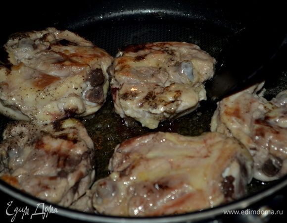 Разогреть сковороду, добавить масло растительное. Куриные грудки посолить и поперчить, выложить на сковороду и обжаривать 6 мин. с каждой стороны, если грудки, и дольше по времени - если другие части курицы /у меня куриные бедрышки/.