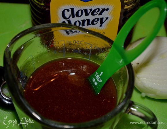 Снять курицу со сковороды переложить в тарелку. Добавить лук-шалот, готовить примерно 1 мин.
Перемешать в отдельной таре пиво, соевый соус, дижонскую горчицу и мед. Добавить к шалоту и помешивая тушить 3 мин. или примерно, пока жидкость немного не уварится.