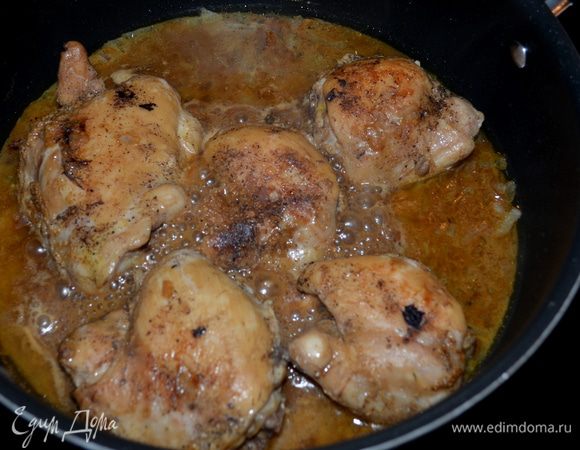 Добавить куриные кусочки и готовить вместе с соусом несколько минут. Подавать к столу, посыпав листьями свежей петрушки /у меня сухая/.
