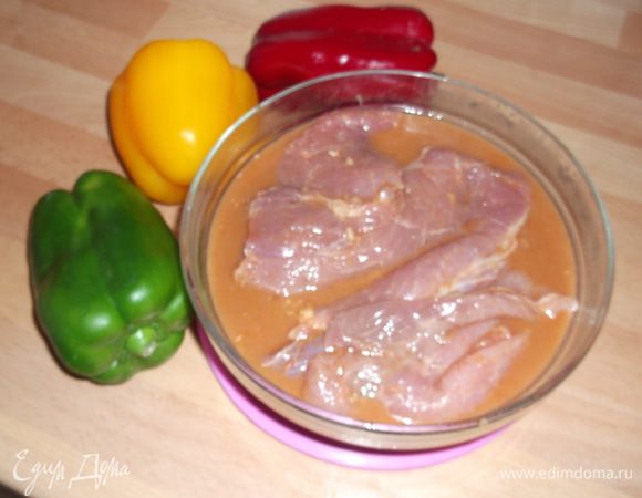 кладём отбивные в миску, солим, перчим, выдавливаем чеснок, добавляем пимент и вино премешиваем и оставляем мариноваться не меньше 1 часа