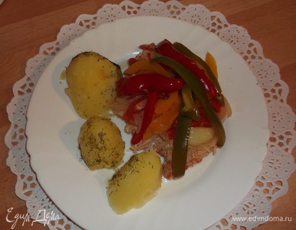 в форму выкладываем половину лука, перца и нарезанные консервированные томаты, сверху отбивные, добавляем маринад и накрываем оставшимся луком, перцем, томатами  , поливаем оливковым маслом, накрываем крышкой и готовим на сильном огне 20 минут...я немного изменила, поставила в разогретую духовку на 220 гр не накрывая готовила 40 мин.
