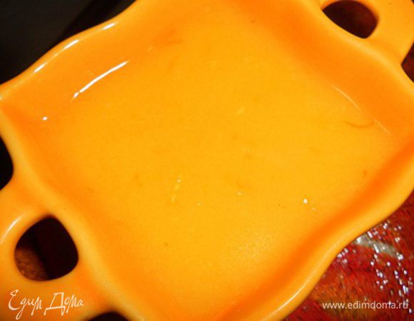 Сначала нужно приготовить лимонный и апельсиновый курд. Начнем с лимонного - нужно растопить сливочное масло на водяной бане, в другой посуде смешать лимонный сок с сахаром и яйцом и цедрой и соединить с маслом, поставить на водяную баню и варить до загустения помешивая. Затем поставить охладить.