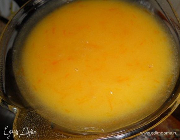 Теперь готовим апельсиновый курд. Растопить сливочное масло на водяной бане, в другой посуде смешать апельсиновый сок с сахаром и яйцом и цедрой и соединить с маслом, поставить на водяную баню и варить до загустения помешивая. Затем поставить охладить.