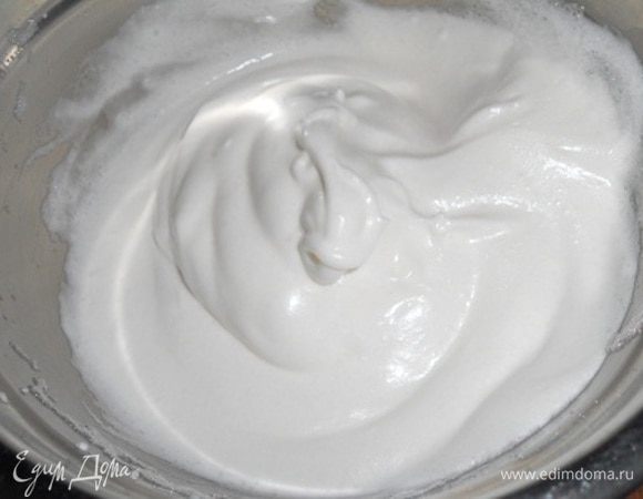 Теперь займемся тестом. Яйца разделить на желтки и белки. Белки начать взбивать с щепоткой соли, затем добавить 60 г сахара и взбить до мягких пиков.