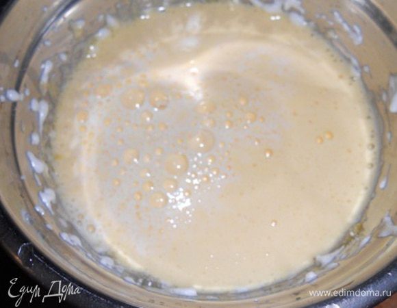 Желтки растереть с остальным сахаром и добавить сливки перемешать.