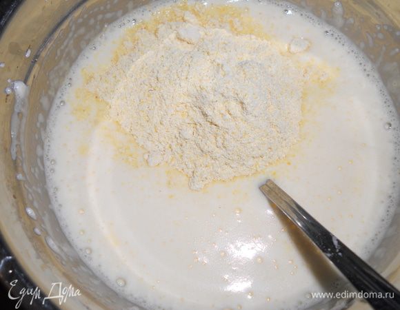 Добавить кукурузную муку в желтки и перемешать.