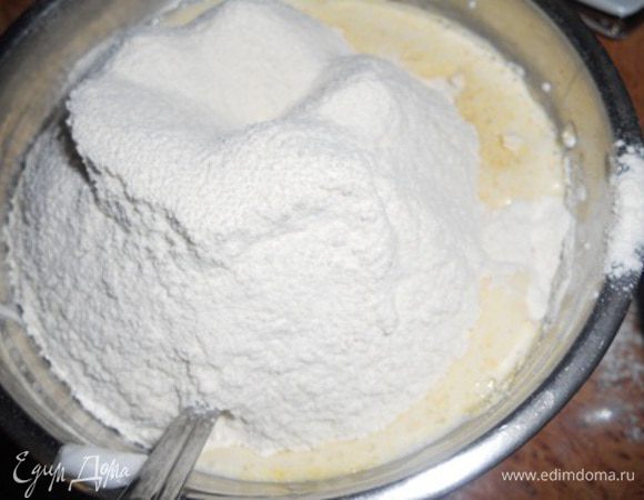 Добавить к желткам пшеничную муку и перемешать до однородности. Добавить белки и аккуратно перемешать в одном направлении.