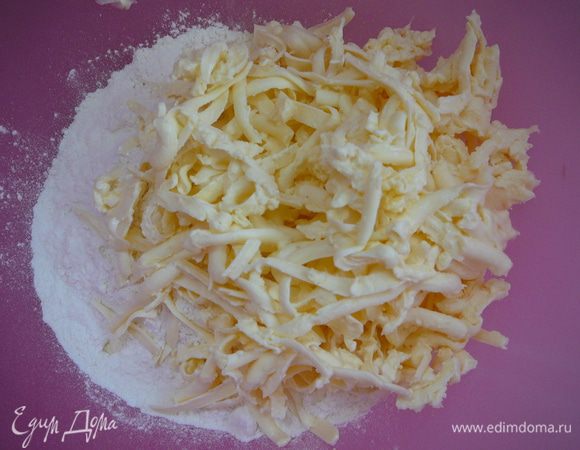 Приготовить основу из муки, масла и сахара.