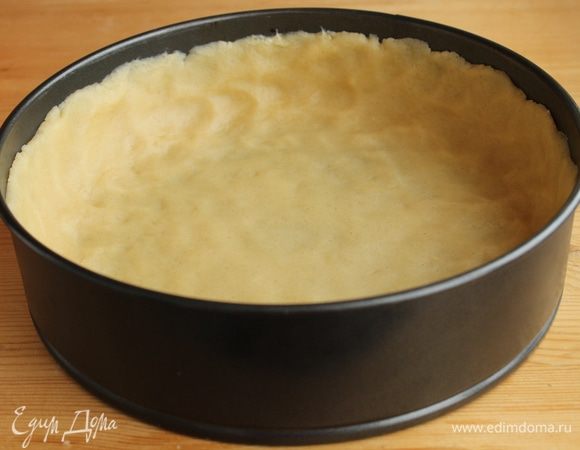 Тесто равномерно распределить в разъемной форме, сформировав бортики.