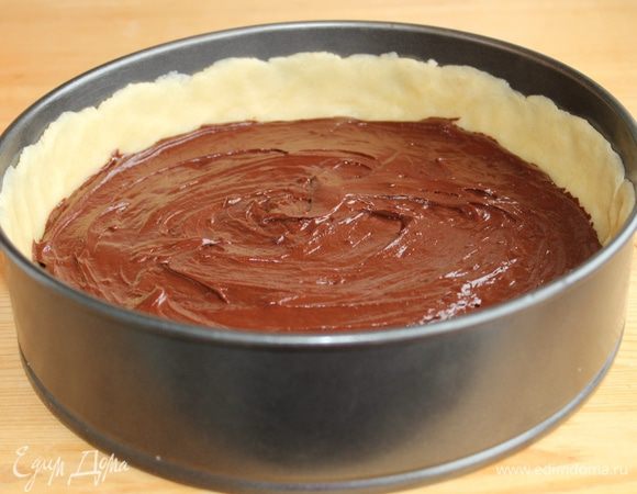 На подготовленный корпус вылить шоколадную прослойку. Убрать на несколько минут в морозильную камеру, чтобы шоколад слегка застыл.