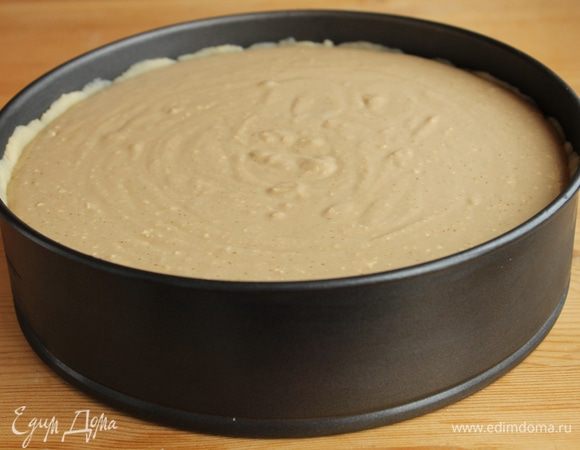 Следующий слой - творожный. Смешать творог, яйца, крахмал, сахар, ванилин  и кофе. Всё перемешать до однородности. Выложить на шоколадную прослойку. Поставить в разогретую духовку и выпекать 1 час при температуре 150 градусов.