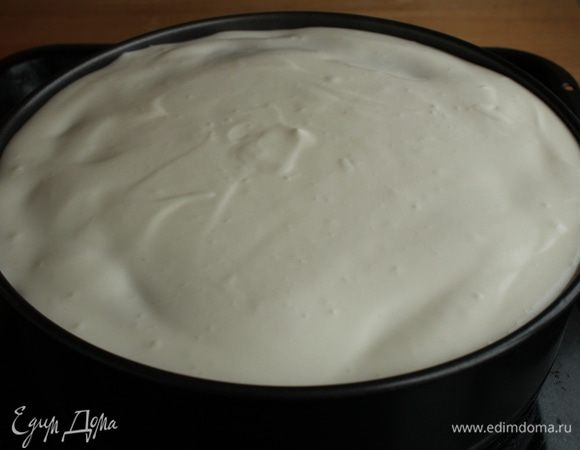 Взбить сметану с сахарной пудрой.  За 10 минут до готовности торт достать из духовки и намазать сверху сметанной глазурью. Допечь торт. Готовый десерт хорошо охладить (желательно оставить на ночь в холодильнике),  украсить какао и шоколадной стружкой. Приятного аппетита!!!