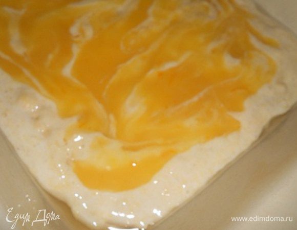 Форму смазать маслом, кладем половину теста и разравниваем, сверху выкладываем лимоный курд.