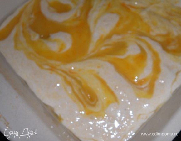 Затем выкладываем вторую часть теста и разравниваем, сверху кладем апельсиновый курд и делаем узор краем ножа. Выпекать при т. 165 градусов до готовности. Готовность проверяем зубочисткой. Остудить в форме, затем нарезать на кусочки.