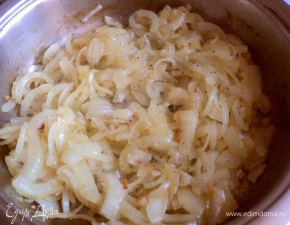 Лук нарезать четверть кольцами и пассировать на сковородке с двумя ст. ложками оливкового масла до легкой карамелизации. Добавить сахар, посолить и поперчить по вкусу. Охладить.