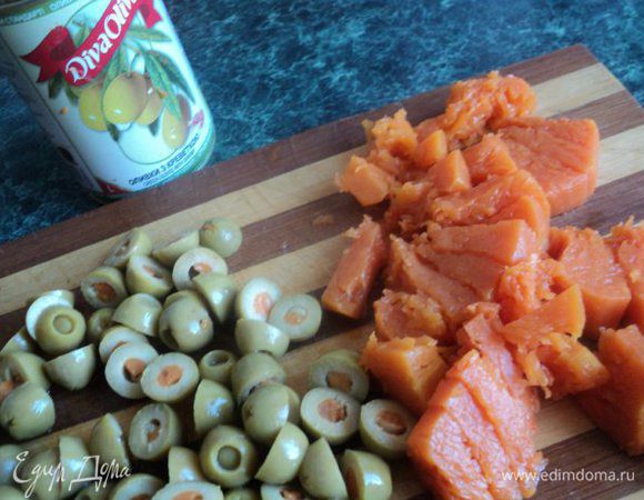Порезать кусочками печеную тыкву и оливки.