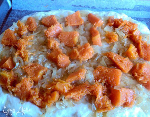 Выложить карамелизированный лук, тыкву.