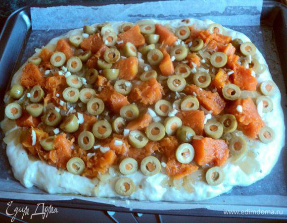 Сверху равномерно распределить оливки, посыпать мелко порезанным чесноком, взбрызнуть бальзамическим уксусом.