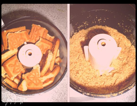 Печенье измельчить в крошку. 