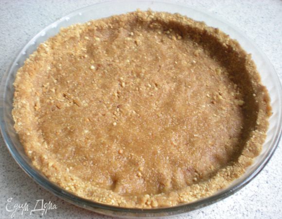 Сформировать по форме. вилкой, а затем утрамбовать рукой. 