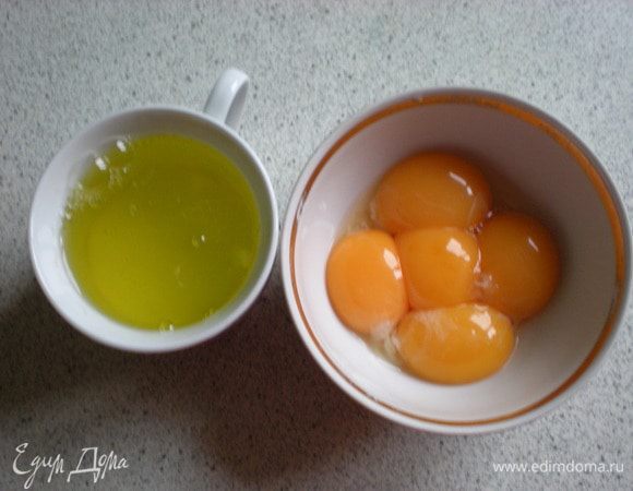 Белки отделить от желтков. (нам понадобятся только желтки)