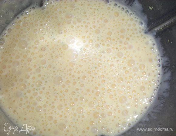 К желткам добавить сгущенку и хорошенько перемешать. 