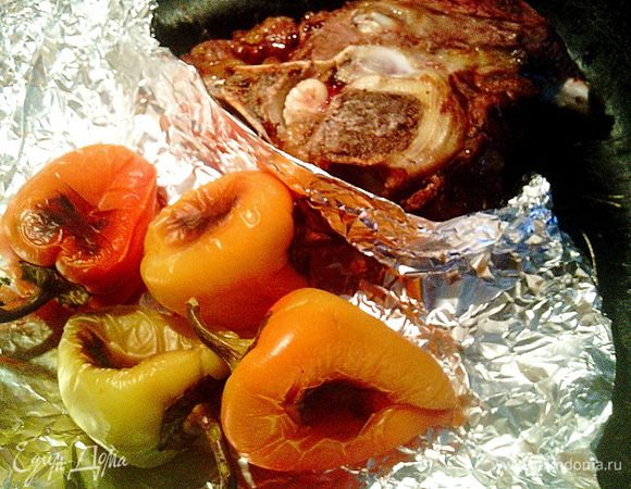 Перцы и говяжью косточку с мясом запекаем в духовке при температуре 220 градусов около 25 минут. Мясо запекаем для того, чтобы бульон был более насыщенным и вкусным.