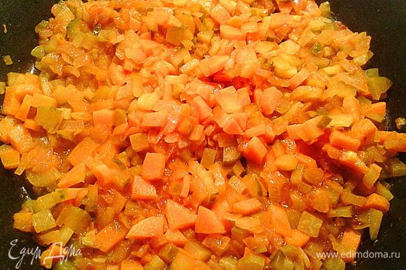 Обжариваем на сковороде лук, потом добавляем к нему морковь, порезанную кубиками, нарезанные огурцы и томатную пасту. Тушим 3-4 минуты. Можно добавить ещё 2-3 ложки бульона.