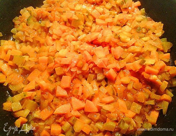 Обжариваем на сковороде лук, потом добавляем к нему морковь, порезанную кубиками, нарезанные огурцы и томатную пасту. Тушим 3-4 минуты. Можно добавить ещё 2-3 ложки бульона.
